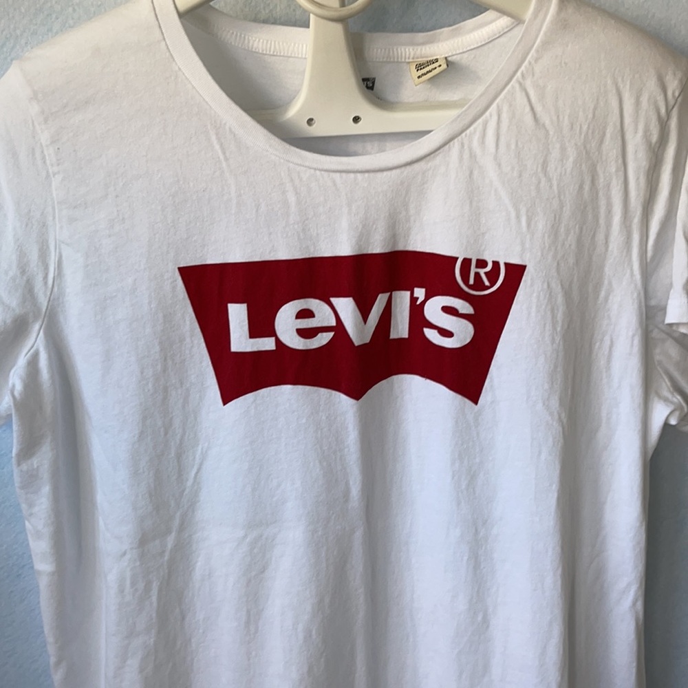 Levi’s Red Graphic Logo White Basic Tee - Picture 2 of 12